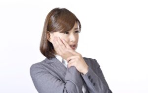 歯が痛いキャリアウーマン