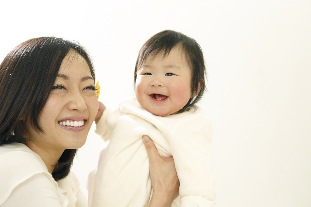 赤ちゃんが振りまく笑顔